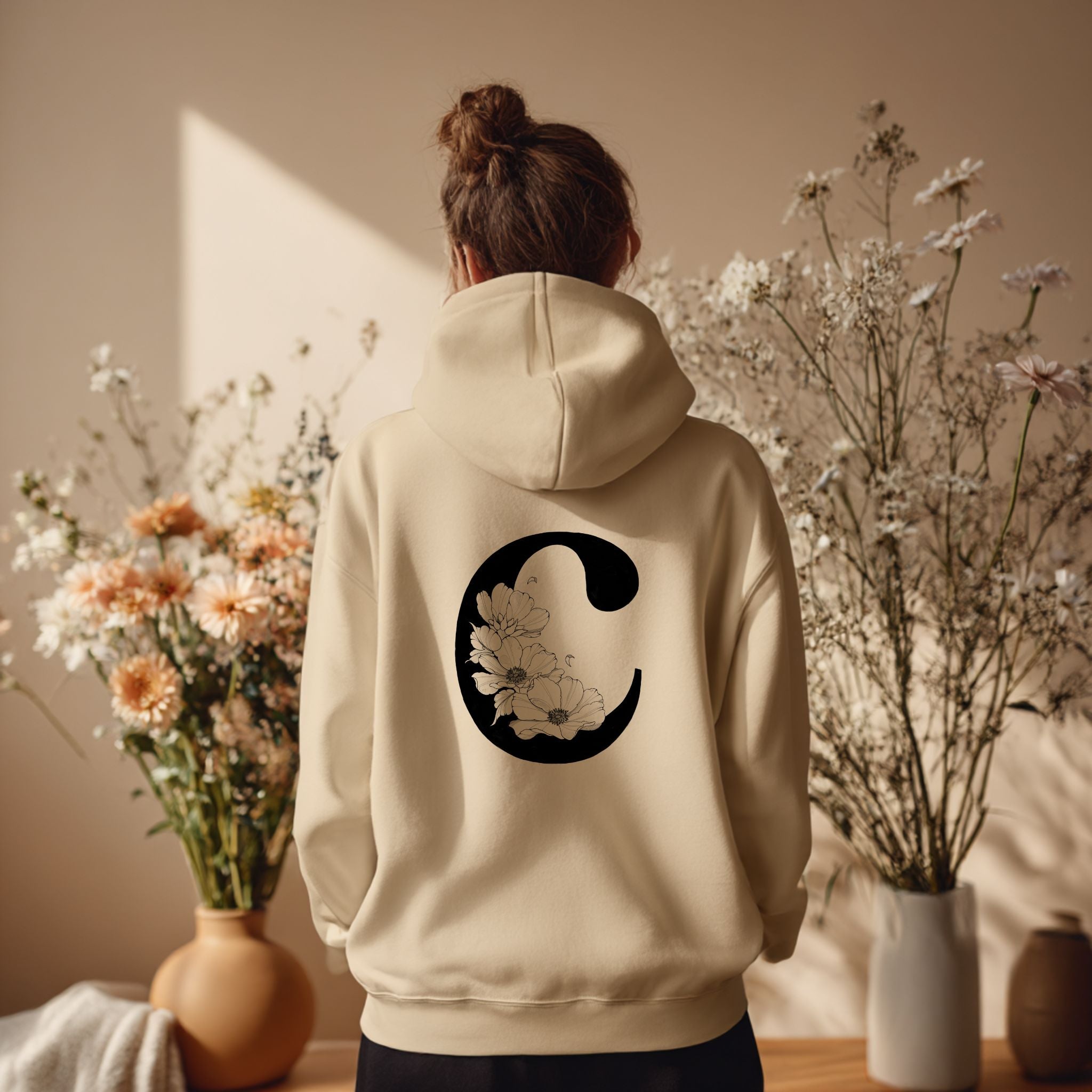 Hoodie mit floralem Buchstaben - personalisierbar