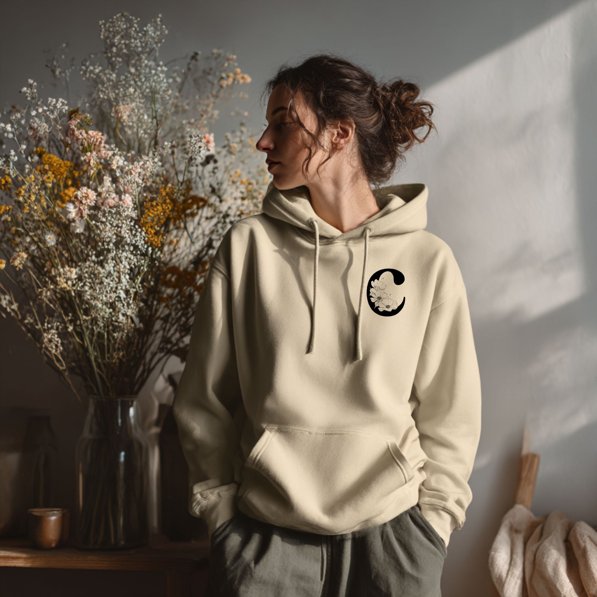 Hoodie mit floralem Buchstaben - personalisierbar
