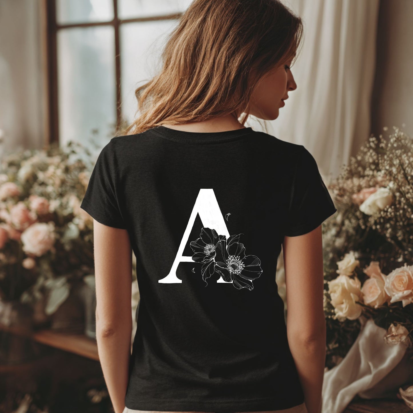 T-Shirt mit floralem Buchstaben – personalisierbar