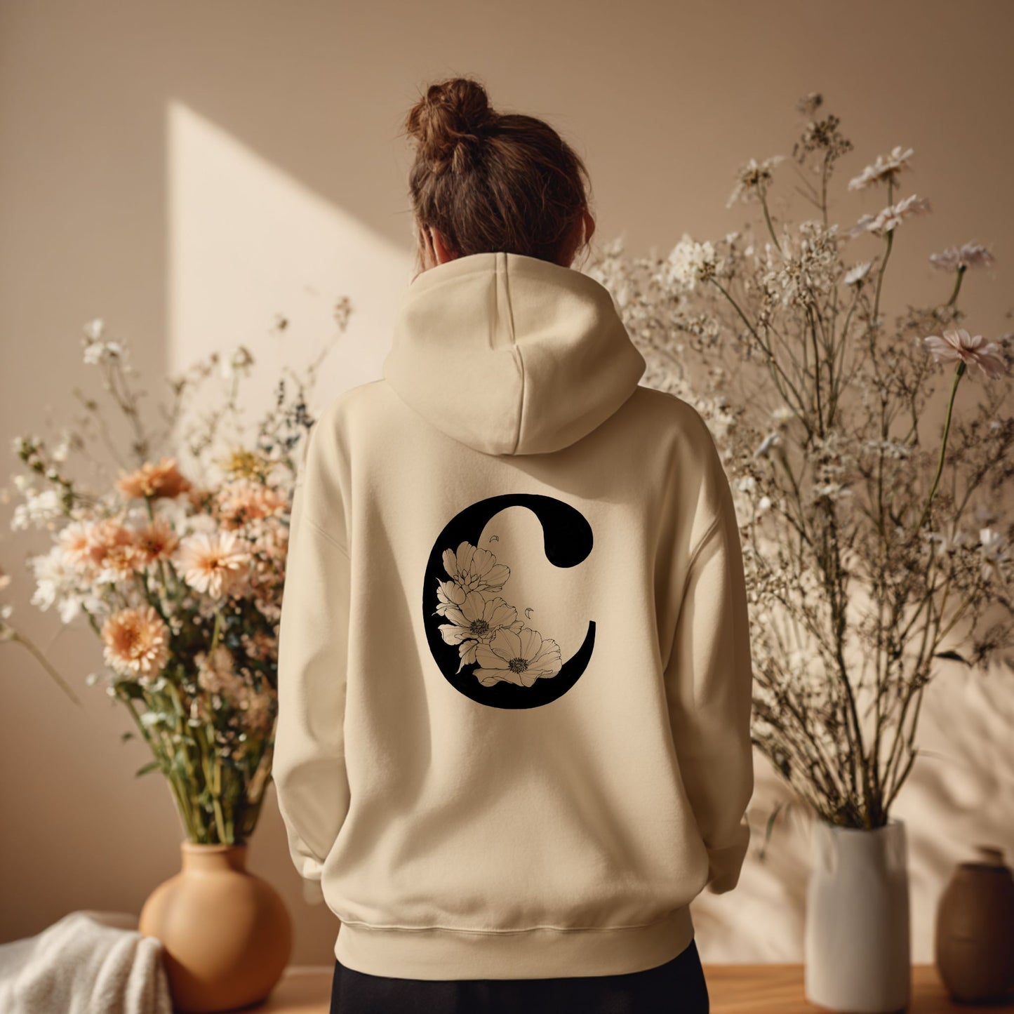 Hoodie mit floralem Buchstaben - personalisierbar