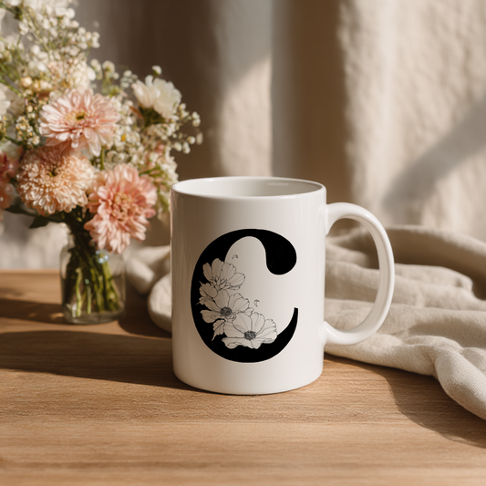 Keramiktasse mit floralem Buchstaben – personalisierbar