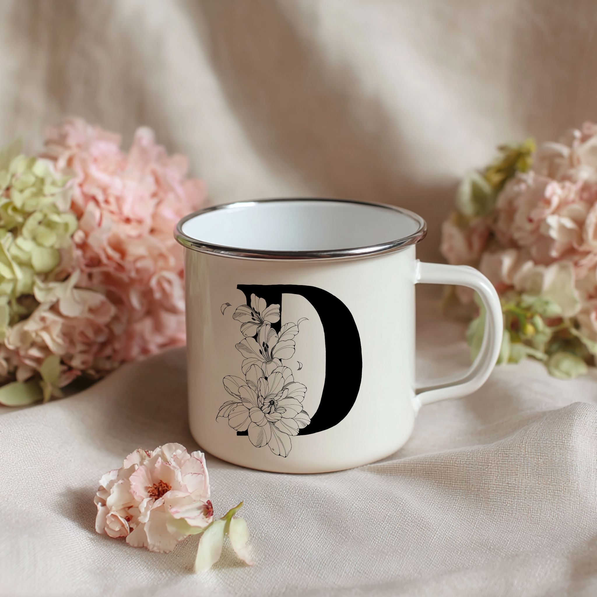 Emaille-Tasse mit floralem Buchstaben - personalisierbar