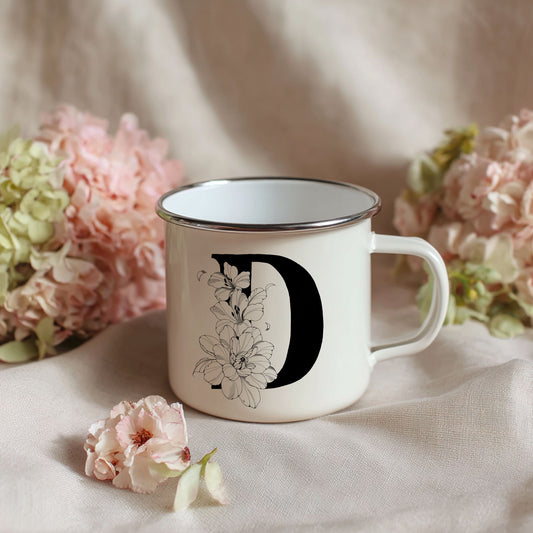 Emaille-Tasse mit floralem Buchstaben - personalisierbar