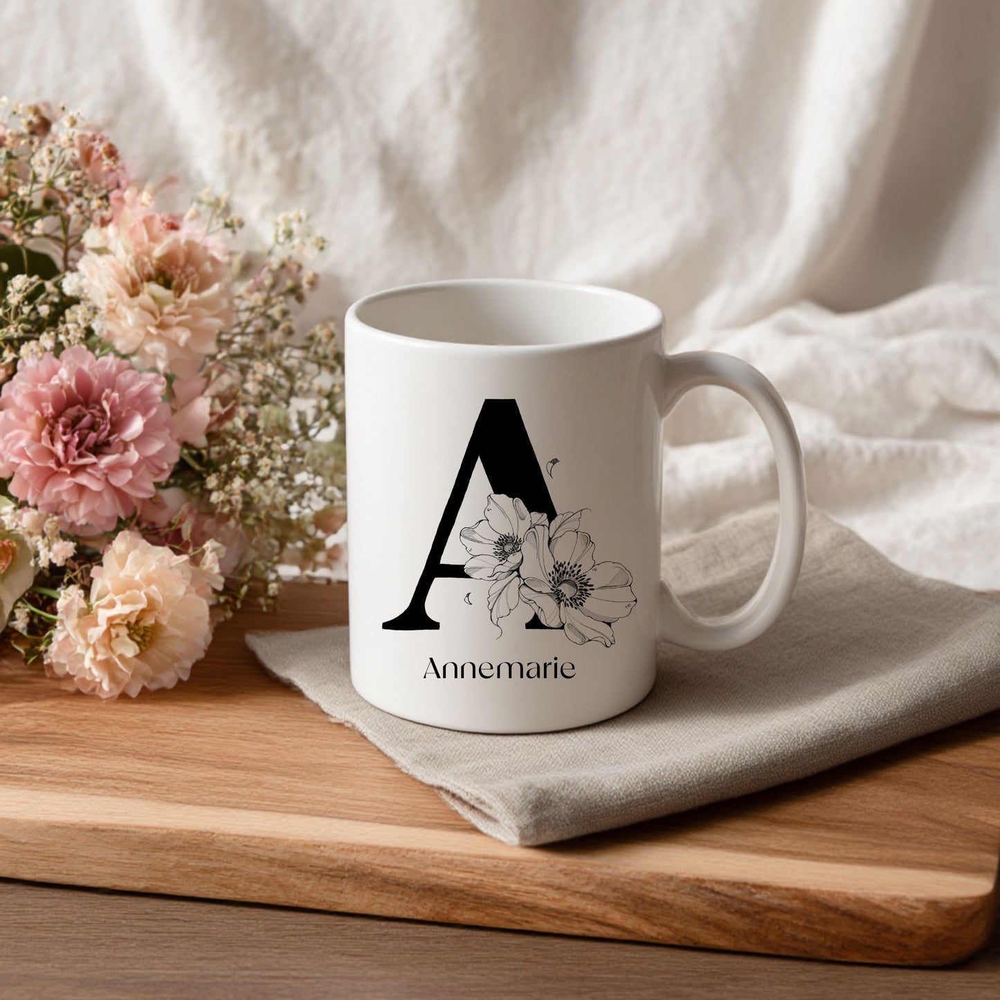 Keramiktasse mit floralem Buchstaben – personalisierbar
