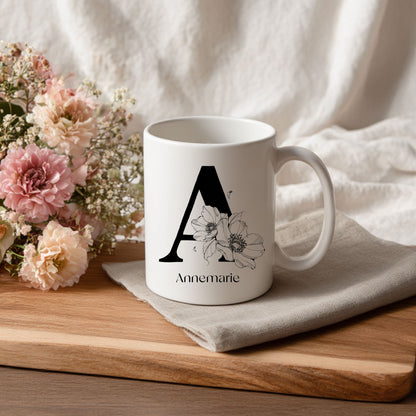 Keramiktasse mit floralem Buchstaben – personalisierbar